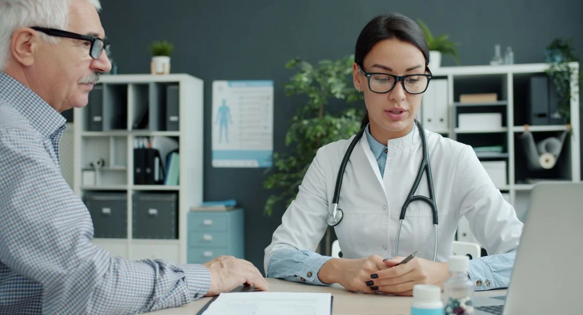 Une personne âgée échange avec un professionnel de santé
